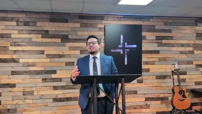 El pastor Kevin Cordova compartiendo una enseñanza bíblica
